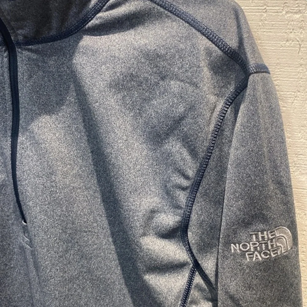 The North Face men’s size medium gray 1/4 zip active wear long sleeve‎